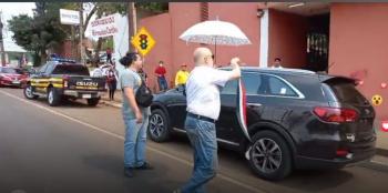 Paraguayo Cubas irrumpe acto colorado y grita bandido a Cartes